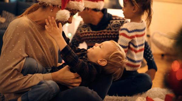 Abordarea conștientă a haosului de Crăciun alături de copiii tăi: 5 sfaturi de la experți care te ajută să treci mai ușor prin perioada agitată a Sărbătorilor