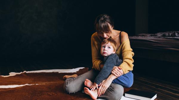 Capcana lui „mă ierți?”: Greșeala pe care mulți părinți o fac atunci când își cer scuze de la copii, conform unui expert în parenting