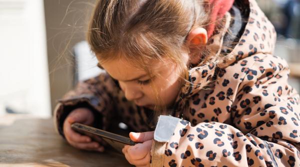 Boli pe care telefoanele mobile le pot provoca copiilor. Pediatri: „Le vedem ca pe o formă de divertisment, dar sunt mai periculoase decât ne-am putea imagina”