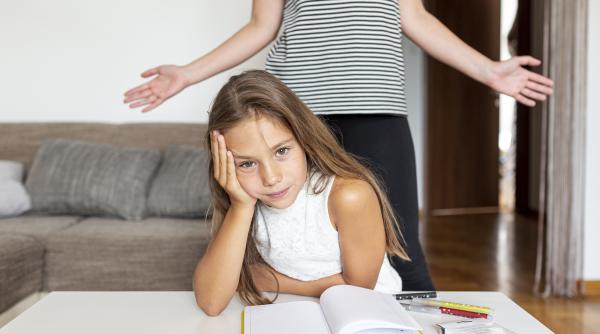 Ce poți face când „tonul obraznic” al copilului „îți apasă toate butoanele”? Expert parenting: „Există câteva lucruri pe care le poți încerca”