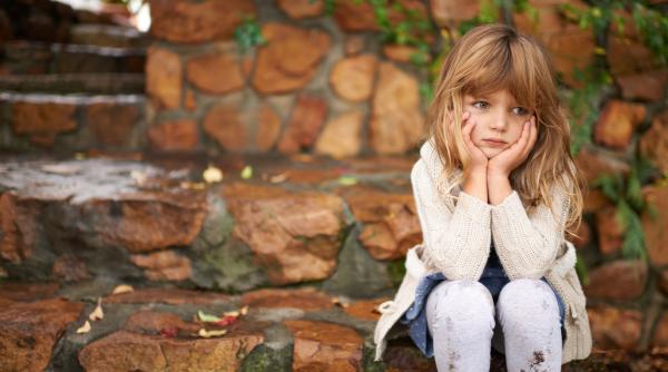 Videoclipul cu această fetiță care povestește hărțuirea pe care o îndură la școală îi șochează pe internauți / VIDEO