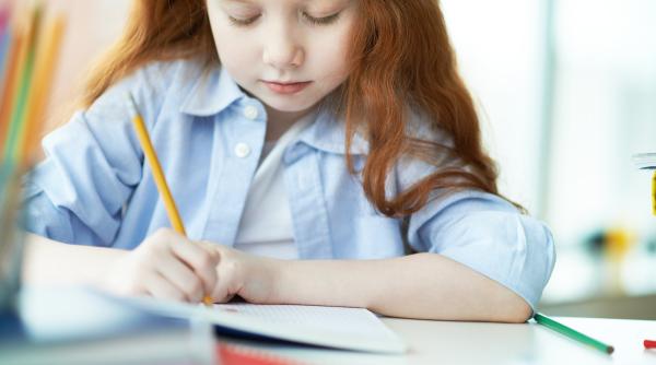 De ce „mănâncă” copiii litere la dictare. Explicația Oanei Moraru: „Nu mai avem învățătoare formate așa clasic și structurat”