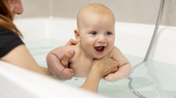 De ce plâng bebelușii când fac baie și cum îi poți ajuta cu un truc simplu