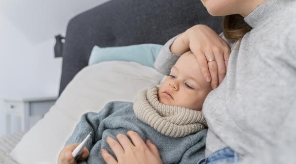 Dr. Mihai Craiu: „Vă rog foarte mult să rețineți acest număr!!!” Semnalul care îi ajută pe părinți să știe când febra și tusea copilului cer drum imediat la spital