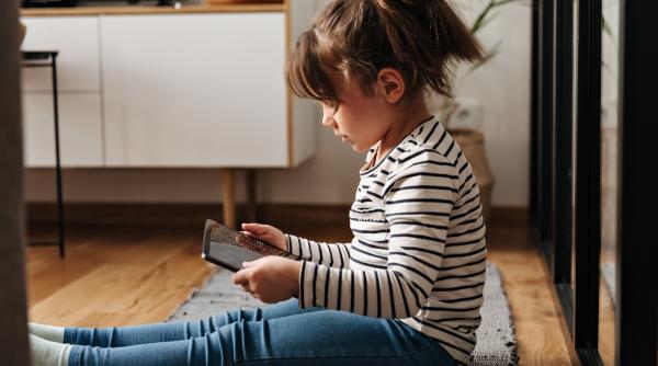 Semnal de alarmă pentru părinți: Irina Petrea „Supernanny”: „Eu i-aș acuza de neglijare pe părinții care-și lasă copiii pe telefon câte 6-7 ore”