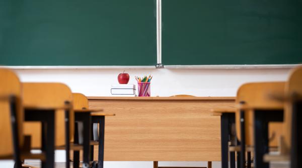 Cursuri suspendate, joi şi vineri, în câteva școli din cauza condiţiilor meteorologice nefavorabile. Lista completă 