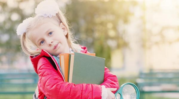 Gata vacanța! Elevii se întorc la cursuri. Învățătoarea Alina Gava: „Chiar dacă am cam bombănit cu toții că începem așa, fără rost, într-o zi de joi, totuși nu e chiar rău”