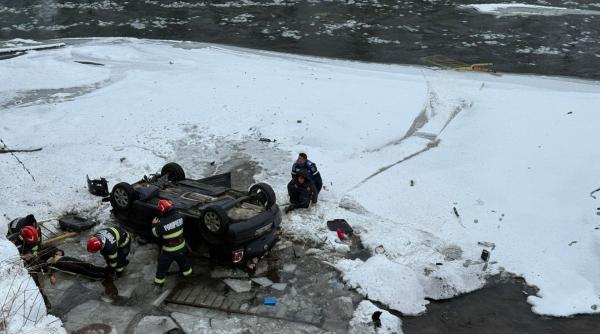 Unul dintre cei cinci copii din mașina condusă de mama lor a murit, după ce autoturismul a căzut în râul Bistrița. Avea 14 ani