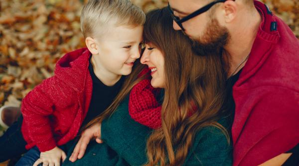 Copiii care au crescut și au văzut că părinții lor fac aceste 4 lucruri devin, de obicei, adulți remarcabili