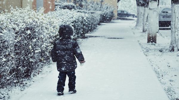 Vacanță prelungită pentru elevi. Școli închise rând pe rând din cauza ninsorii sau problemelor de încălzire a claselor. Lista completă