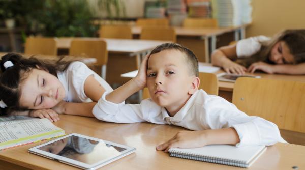 Cine a hotărât că școala trebuie să înceapă atât de devreme? Programul matinal al elevilor, dictat de istorie, muncă și o idee învechită despre productivitate