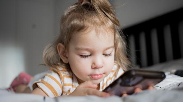 Neuroștiința spune ce se întâmplă cu copiii ai căror părinți devin stricți cu timpul petrecut în fața ecranelor