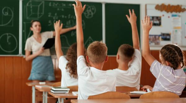 „Premianții” din copilărie ajung „în băncile din spate” în viață. Acești copii ajung să aibă un succes remarcabil, arată o cercetare 