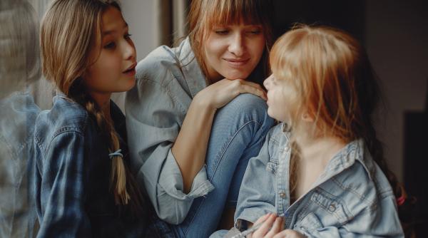 Tendința de parenting pe care generația Z o lasă în urmă. Concluziile unei ample cercetări: „Își construiesc propriul stil”