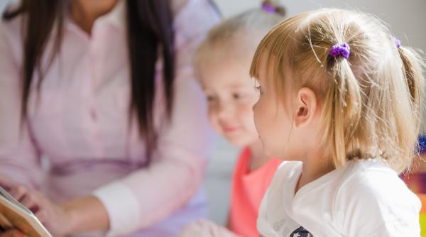 Cauzele dezvoltării scăzute a vorbirii la copiii sub cinci ani. Secretar Educație: „Ajung la grădiniță sau la școală și le este greu să poarte conversații”