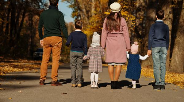 Doi părinți au renunțat la locurile de muncă, și-au retras copiii de la școală și au decis să călătorească în jurul lumii: „Știm că este un risc uriaș!”