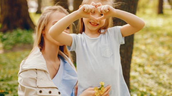 Copiii care au crescut și și-au văzut părinții că fac aceste 8 lucruri ajung, de obicei, adulți buni și respectuoși