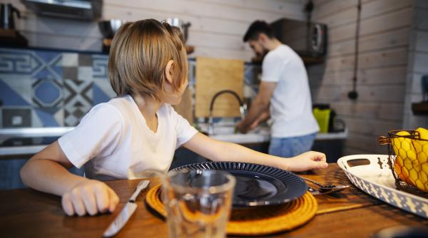 „În fiecare dimineață în care ridici tonul, în corpul tău și al copilului se declanșează hormoni de stres”. Semnal de alarmă tras de Urania Cremene