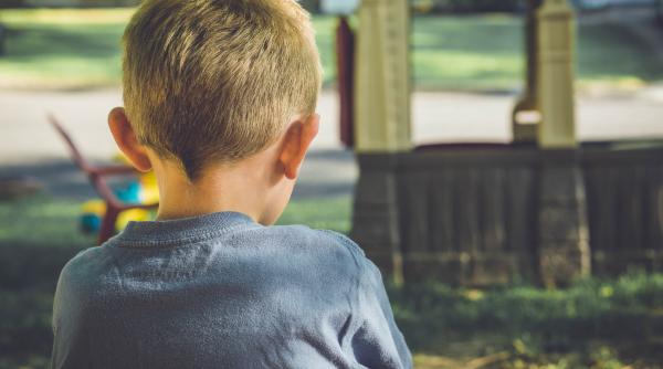 Părinții petrec 36 de minute pe zi cu copiii lor și doar 7 minute vorbesc efectiv cu ei. Psihologii avertizează că situația este periculoasă!