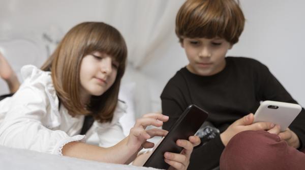 „O densitate uriașă de prădători pe metru pătrat”. Un înalt comisar îndeamnă părinții să-și monitorizeze copiii pe Roblox 