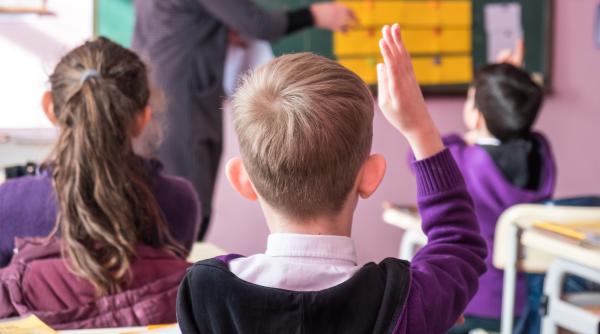 Sunt carnetele de note școlare sexiste? Un studiu realizat de doi cercetători arată diferențele de evaluare între fete și băieți