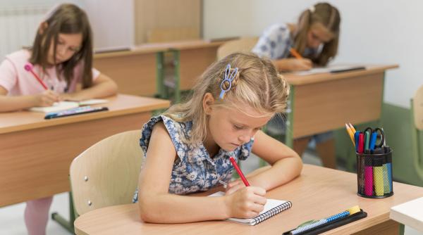 Copiii ajung nepregătiți la școală din cauza acestui tip de parenting. Specialist: „Tot mai mulți nu pot ține un creion”