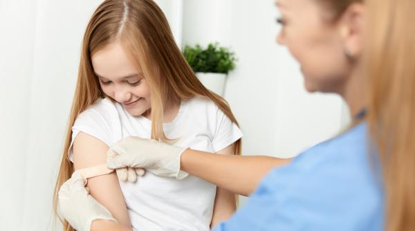 Nicușor Dan a promulgat legea care permite vaccinarea anti-HPV a fetelor și băieților între 11 și 26 de ani