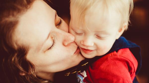 Psiholog de la Harvard: 5 semne care arată că îți supraprotejezi copilul. Ce are nevoie, de fapt, ca să devină rezilient