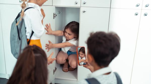 Cum să împiedici copiii să-și bată joc de ceilalți? „Dacă nu se pun limite de la grădiniță, în ciclul primar e deja prea târziu!”