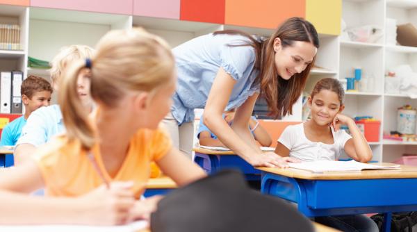 O profesoară arată ce caută elevii pe Google şi ChatGPT. Curiozităţi amuzante din sala de clasă / VIDEO