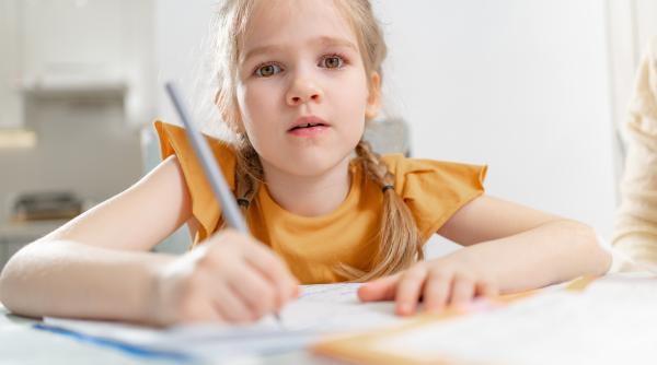 Copiii care scriu cu creionul sunt mai inteligenți decât cei care folosesc tastatura, arată un studiu norvegian