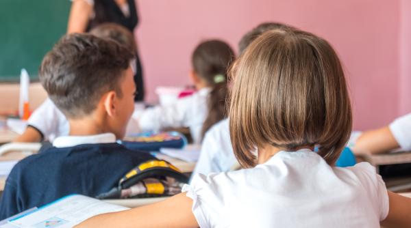 Sindicatele din educație critică integrarea copiilor cu CES în școlile de masă: „E foarte greu! Nu poţi să le acorzi atenţie. Nu poţi!”