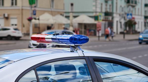 Copil de 13 ani, găsit fără viaţă în faţa unui bloc din Oradea. Tatăl a primit alertă pe telefon că fiul său nu a ajuns la școală