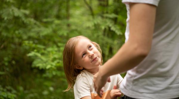 6 lecții dăunătoare și periculoase pe care copiii le absorb în ziua de azi, fără ca părinții să observe