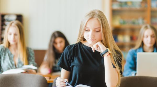 Istoria este baza înțelegerii a ceea ce s-a întâmplat. Profesor Mihai Manea: „Tinerii au trei surse din care pot învăța istorie” VIDEO