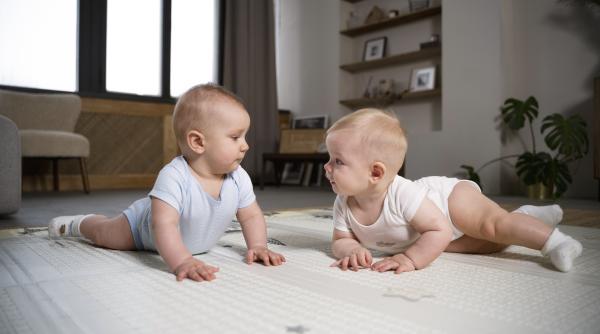 Ți-ai lăsa copilul mic să aleagă nume pentru frații gemeni? Acești părinți au făcut-o!