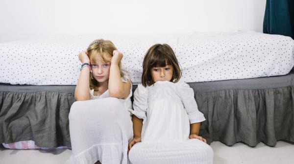 Gelozia copiilor față de fratele sau sora lor. „Nu există răutate, ci doar frică și sentimentul de a fi subestimați”