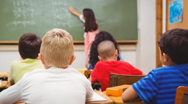 O profesoară spune cum îi recunoaște în clasă pe copiii expuși prea mult la ecrane acasă