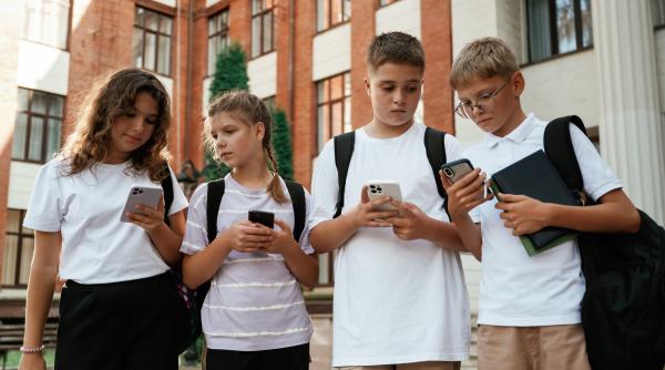 Telefonul și copiii. Radu Leca: De ce rămâne „lipit de mână” chiar după ce școala a interzis accesul?