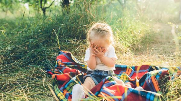 Durerea copiilor nu trebuie ignorată. Cum ar trebui să reacționeze părinții
