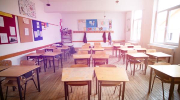 Profesor de 64 de ani, reținut după ce ar fi sărutat o elevă de 13 ani