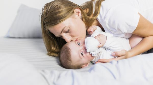 Tradiție: După naștere, tatăl își asumă îngrijirea completă a bebelușului, în tim ce mama se odihnește fizic și emoțional