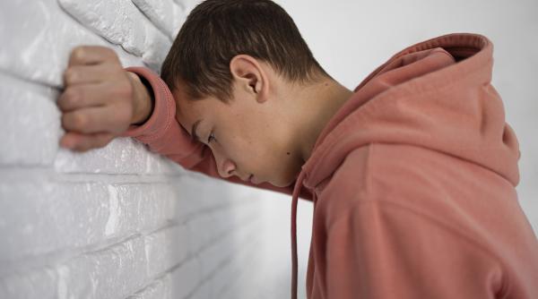 1 din 3 tineri au fost violenți cel puțin o dată părinții lor. Cei mai agresivi au 13 ani