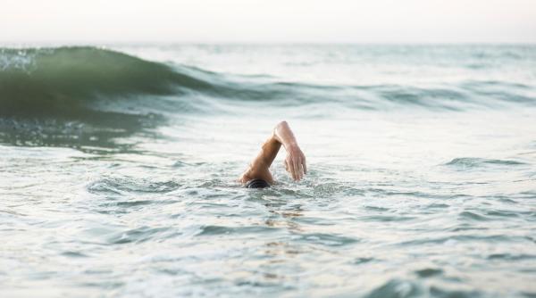 Erou la 13 ani: Un adolescent a înotat patru ore în ocean pentru a-și salva mama, fratele și sora