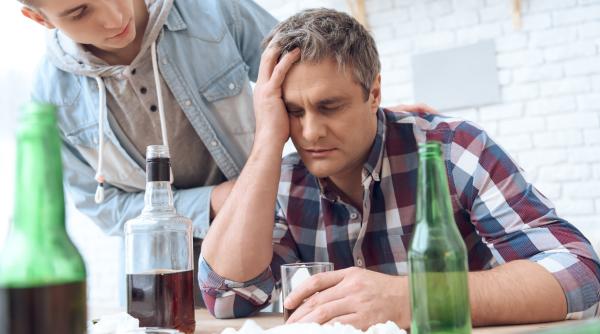 Adolescenții cu părinți dependenți. Radu Leca: „Uneori copilul poartă casa în spate ca pe o povară nevăzută”