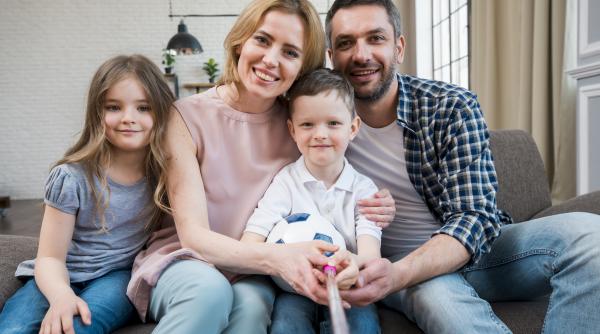 De ce sunt regulile importante în educația copiilor. „Bunica la ora 18 ne închidea bucătăria. Nimeni nu mai mânca după ora aia”