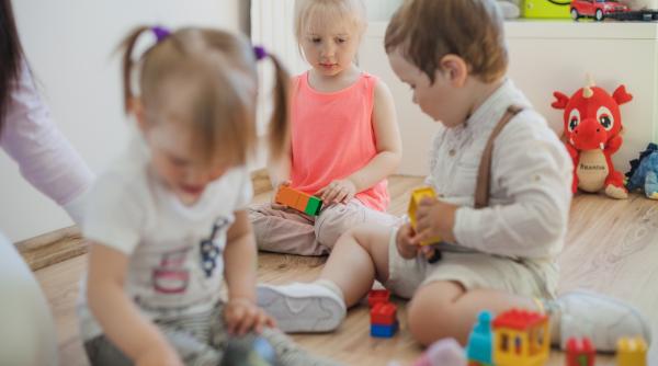 Greșelile pe care le fac părinții și educatorii în comunicarea cu cei mici