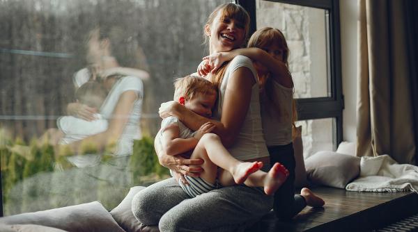 10 gesturi de blâdețe pe care copilul tău nu le va uita niciodată