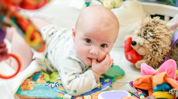 Studiu: Bebelușii sortează obiectele în mintea lor înainte de a percepe culorile