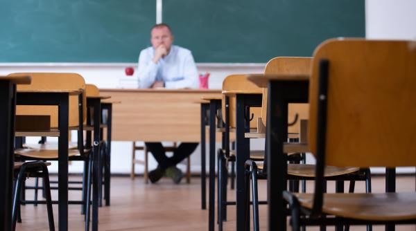 OFICIAL: Profesorii și angajații din Învățământ cu salarii de 6.000 lei net sau mai mici primesc indemnizație de hrană